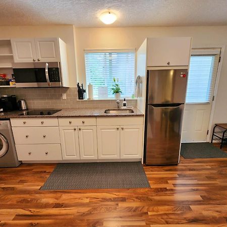 Adorable 1- Bedroom Suite In Langford Victoria Exterior photo