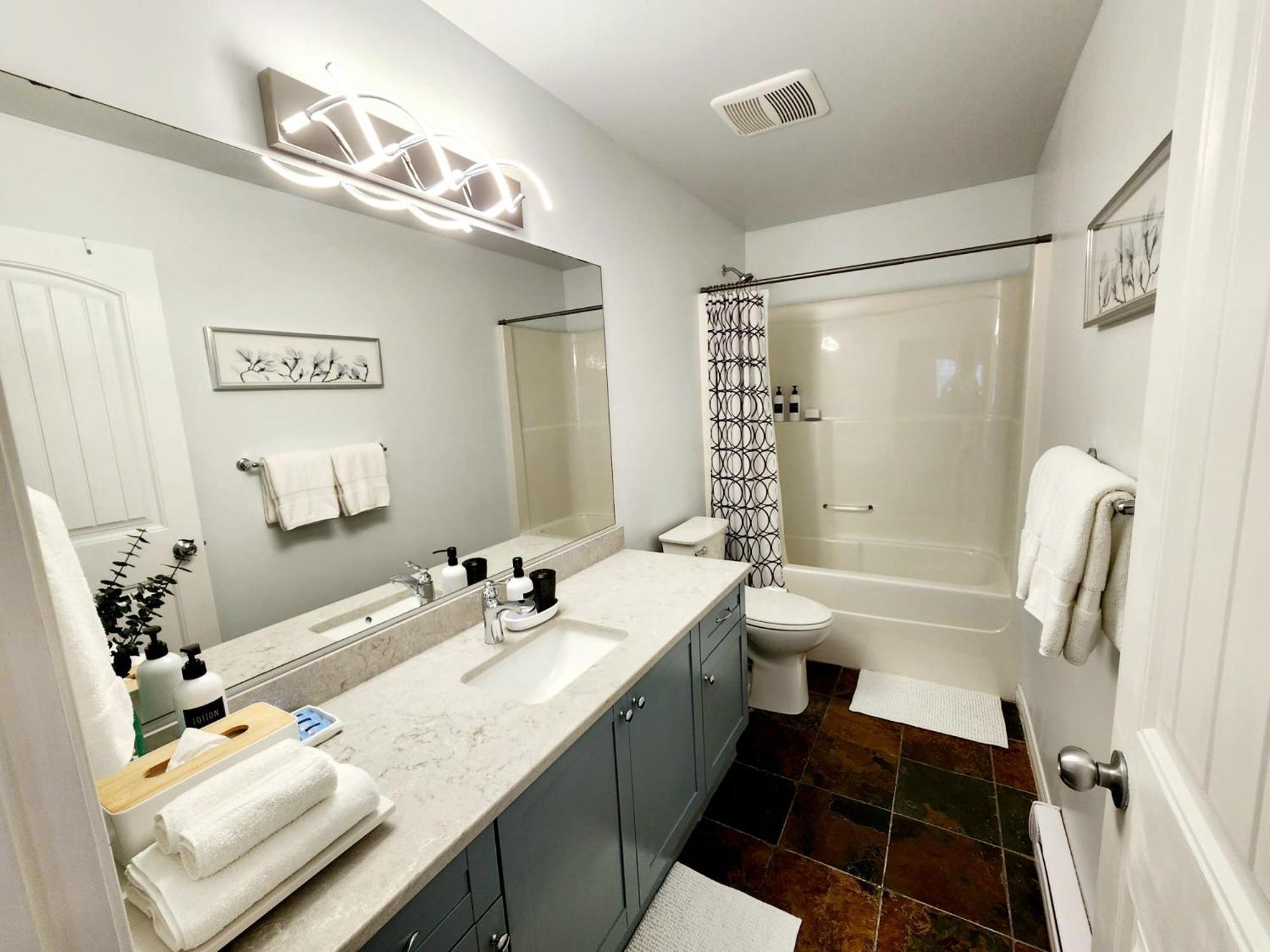 Adorable 1- Bedroom Suite In Langford Victoria Exterior photo
