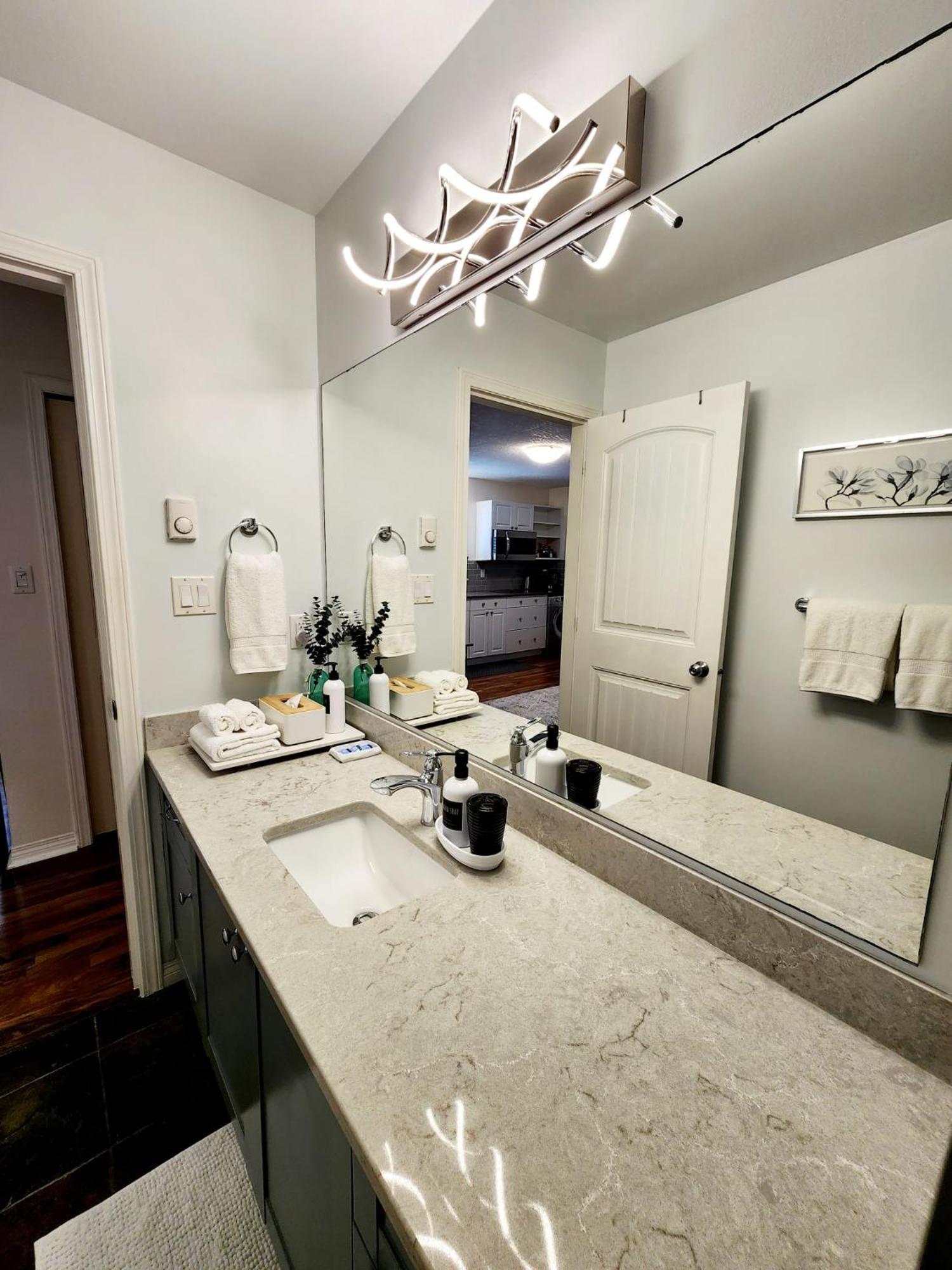 Adorable 1- Bedroom Suite In Langford Victoria Exterior photo