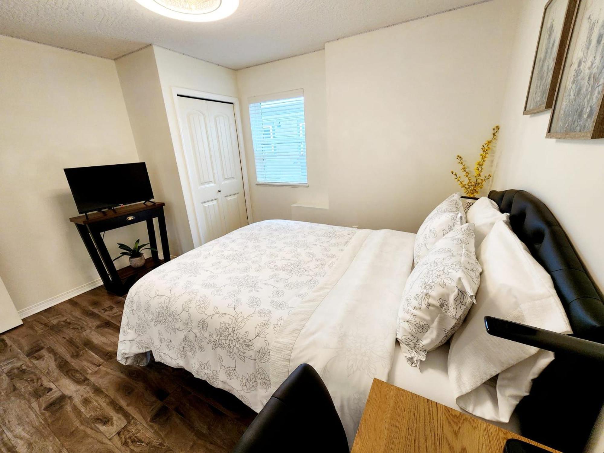 Adorable 1- Bedroom Suite In Langford Victoria Exterior photo